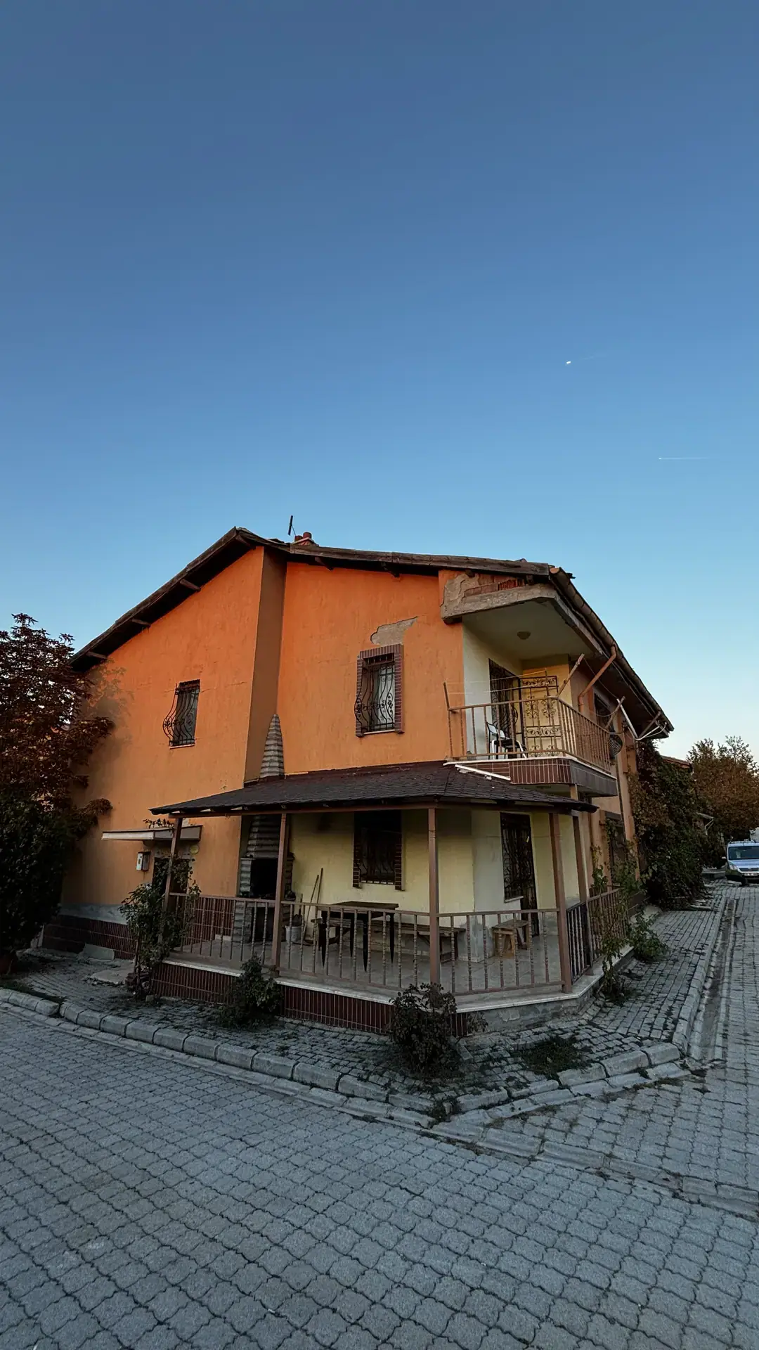 Parke taşlı site sokağının köşesinde villa ve terası